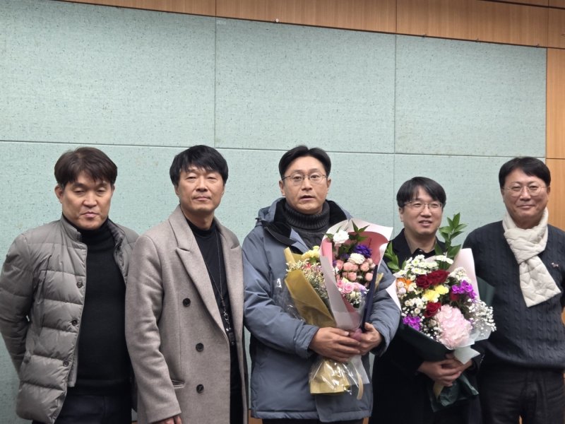 5일 정원익 JTV전주방송 기자(가운데)가 제50대 전북기자협회장에 선출된 뒤 기념 촬영을 하고 있다.(전북기자협회 제공. 재판매 및 DB금지)/뉴스1