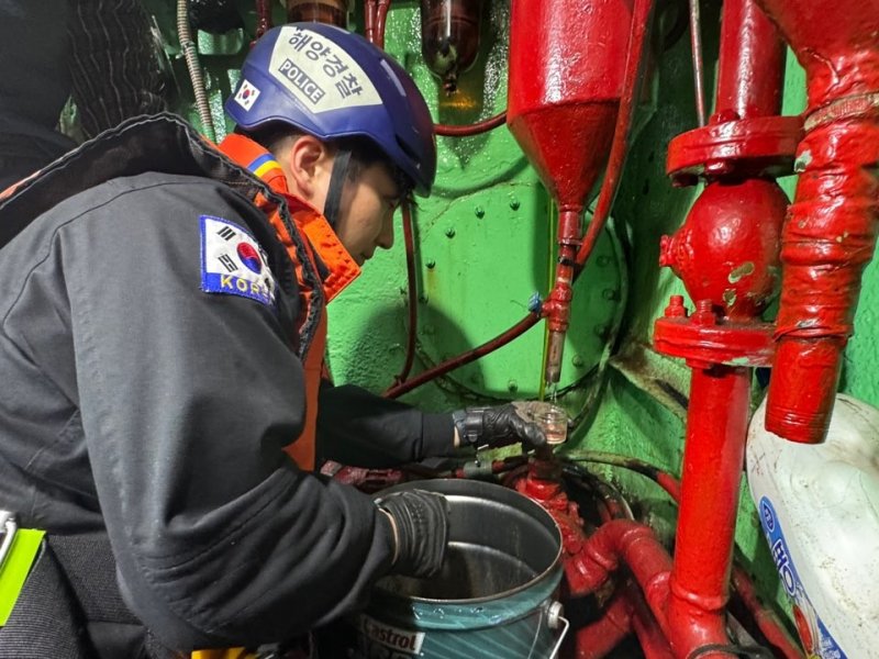 [울진=뉴시스] 경북 울진해양경찰서가 5일 관내 입·출항 선박을 대상으로 연료유 황 함유량 집중 점검을 실시하고 있다. (사진=울진해양경찰서 제공) 2025.12.05. photo@newsis.com