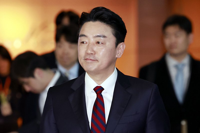 [인천공항=뉴시스] 최동준 기자 = 전략경제협력특사로 임명된 강훈식 대통령 비서실장이 13일 인천국제공항을 통해 아랍에미리트(UAE)로 출국하고 있다. 2025.11.13. photocdj@newsis.com