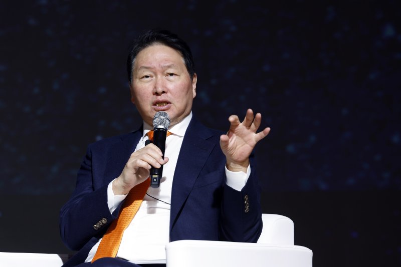 최태원 대한상공회의소 회장이 5일 오후 서울시 중구 세종대로 대한상공회의소 국제회의장에서 'AI 기반의 성장과 혁신'을 주제로 열린 제4회 한국은행-대한상공회의소(BOK-KCCI) 공동세미나에서 이창용 한국은행 총재와 특별대담을 하고 있다. 2025.12.5/뉴스1 ⓒ News1 박정호 기자