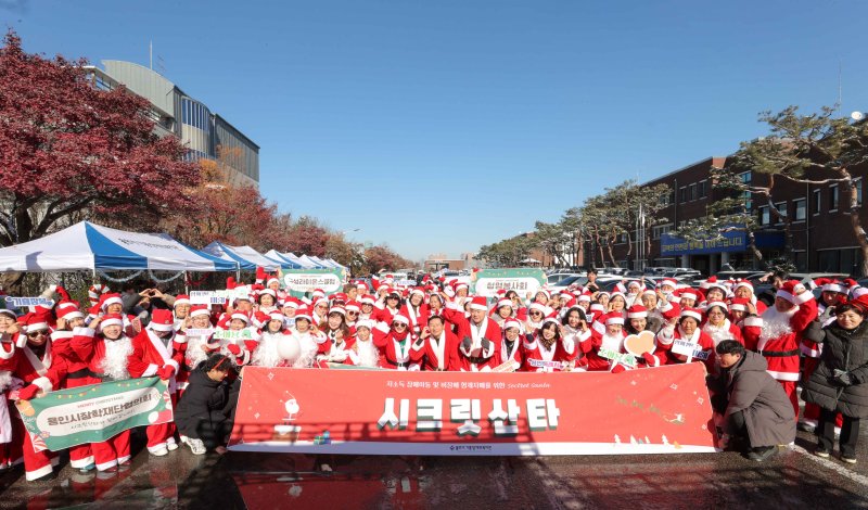 [용인=뉴시스]제6회 시크릿산타 행사 참여자들.(사진=용인시 제공)2025.12.05.photo@newsis.com