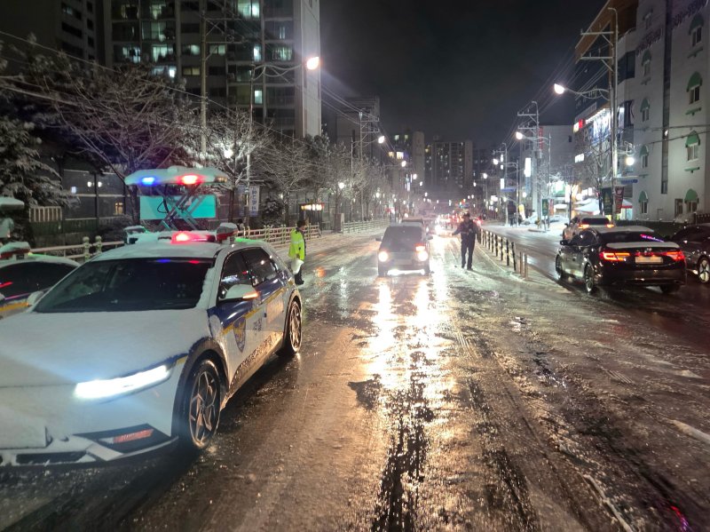 지난 4일 오후 내린 폭설로 인해 경찰이 의정부시 신곡고가도로 일대를 통제하는 모습. (사진=경기북부경찰청) / 뉴스1