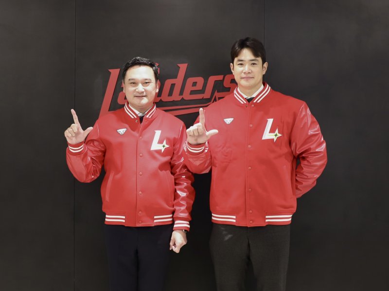 [서울=뉴시스] 프로야구 SSG 랜더스와 2년 총액 22억원에 계약한 김재환(오른쪽). 계약 후 김재섭 SSG 대표이사와 기념 사진을 촬영하고 있다. (사진=SSG 제공). 2025.12.05.