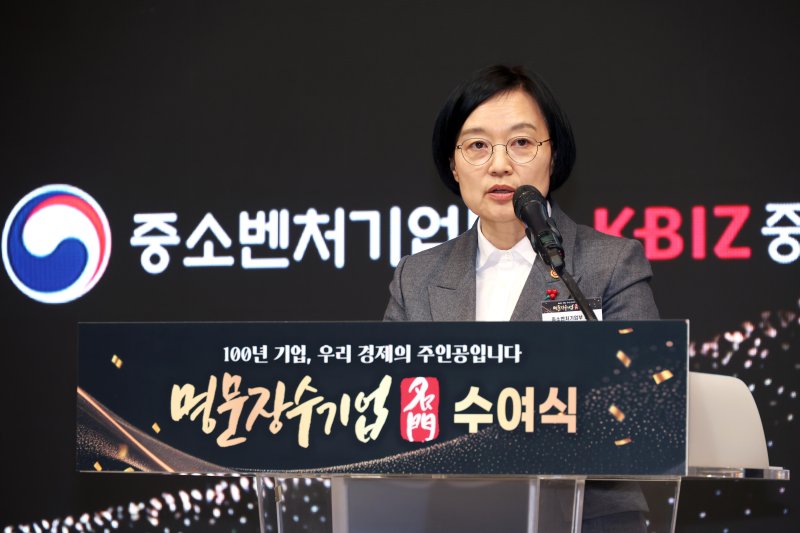 [서울=뉴시스] 한성숙 중소벤처기업부 장관이 지난 4일 서울 마포구 중소기업 DMC 타워에서 열린 '2025년 명문장수기업 수여식'에서 인사말을 하고 있다. (사진=중소기업중앙회 제공) 2025.12.04. photo@newsis.com *재판매 및 DB 금지