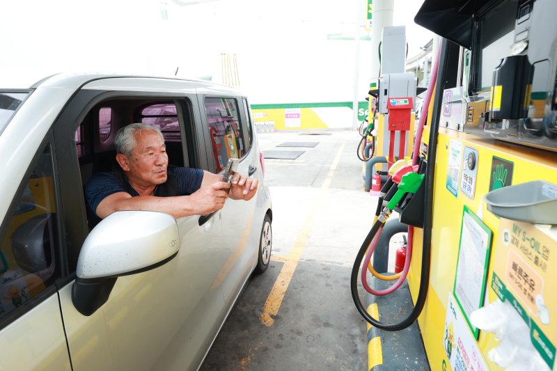 용인시가 운영하는 '장애인 등 우선배려 주유서비스'가 보건복지부 장관 표창을 받았다. 사진은 한 운전자가 도움을 요청하기 위해 주유기에 부착된 QR코드를 찍고 있는 모습.(용인시 제공)
