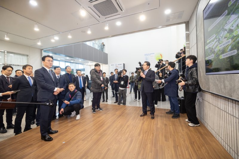 5일 김민석 국무총리가 전북 익산시 왕궁면에 위치한 '익산 국가식품클러스터'를 둘러보며 식품정책 성과를 직접 확인했다.(익산시 제공. 재판매 및 DB 금지)