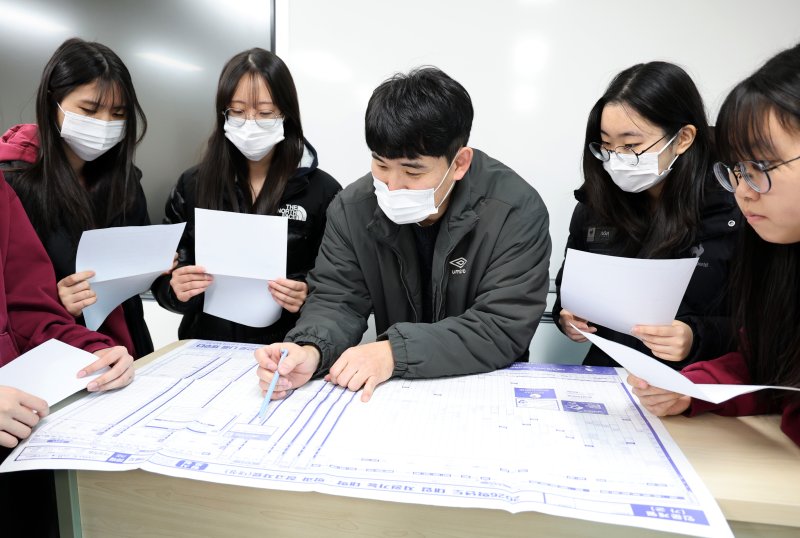 5일 오전 대전 중구 호수돈여자고등학교에서 수능 성적표를 받은 고3 수험생들이 담임교사와 진학 상담을 하고 있다. 2025.12.5/뉴스1 ⓒ News1 김기태 기자