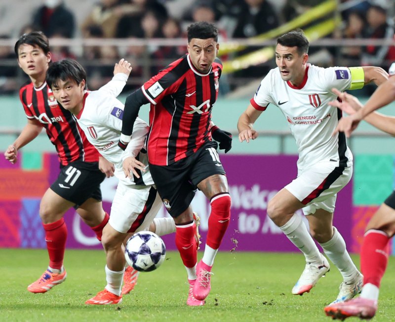 [서울=뉴시스] 조성우 기자 = 4일 오후 서울 마포구 서울월드컵경기장에서 열린 2025-2026 아시아축구연맹(AFC) 챔피언스리그 엘리트(ACLE) 리그 스테이지 4차전 FC서울과 청두 룽청의 경기 전반전, FC서울 제시 린가드가 상대 수비를 받으며 돌파하고 있다. 2025.11.04. xconfind@newsis.com