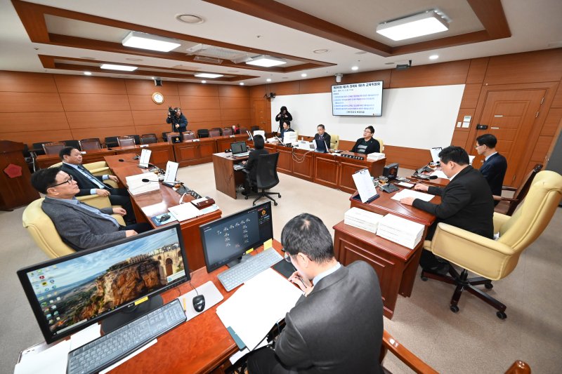 울산시의회 교육위원회가 5일 2025년도 울산광역시교육청 기금 운용계획 변경안 예비심사를 하고 있다.(울산시의회 제공. 재판매 및 DB금지)/뉴스1
