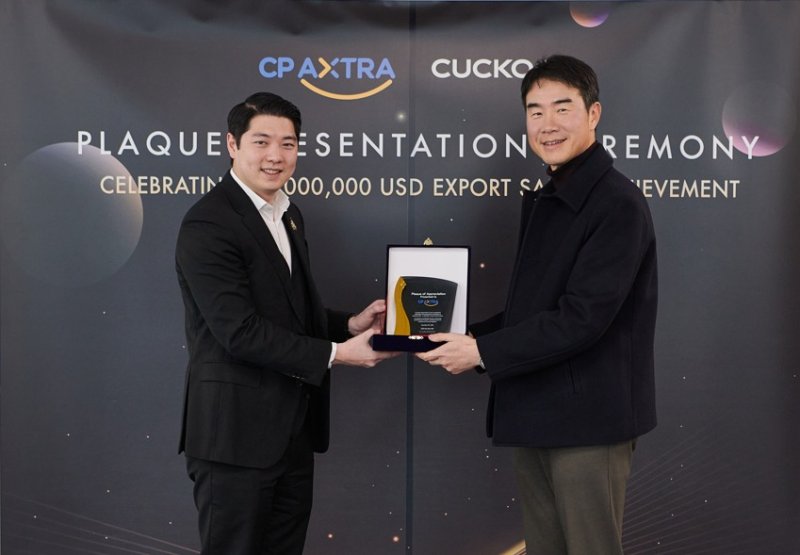 구본학 쿠쿠 대표(오른쪽)가 타닛 치라바논 CP엑스트라 대표에게 감사패를 전달했다.(쿠쿠 제공)