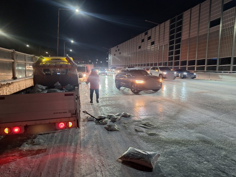 과천봉담도시고속화도로 제설작업 중인 과천시 공무원.(과천시 제공)