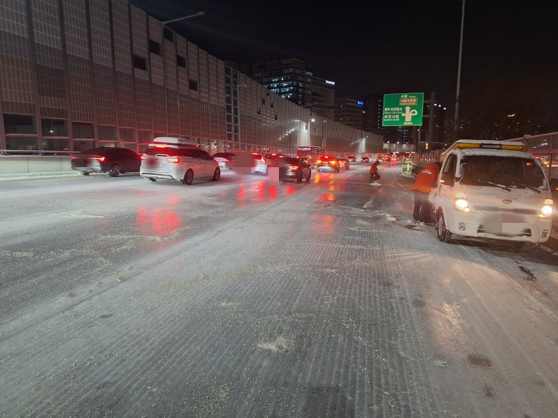 과천봉담도시고속화도로 제설작업 중인 과천시 공무원.(과천시 제공)