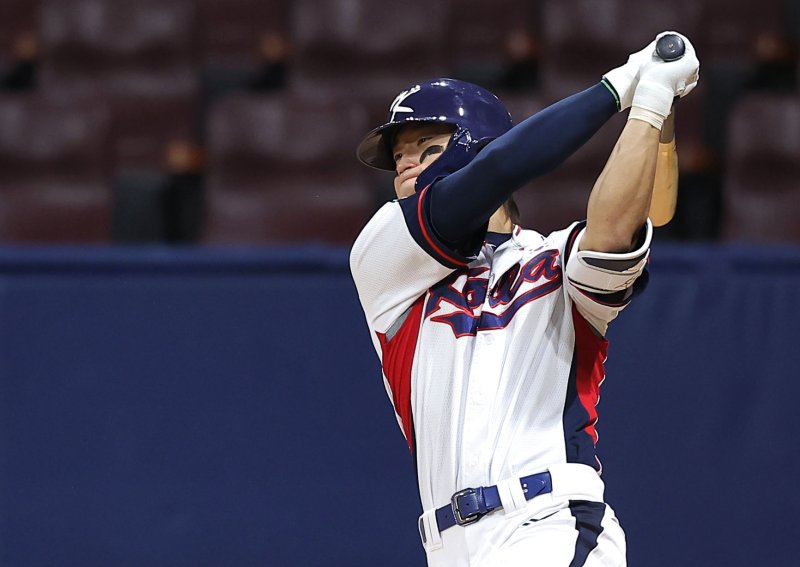 고척스카이돔에서 2024 WBSC 프리미어12를 앞두고 열린 한국 야구대표팀과 상무의 연습경기, 8회말 2사 1루 상황 대표팀 김도영이 타격하고 있다.뉴시스