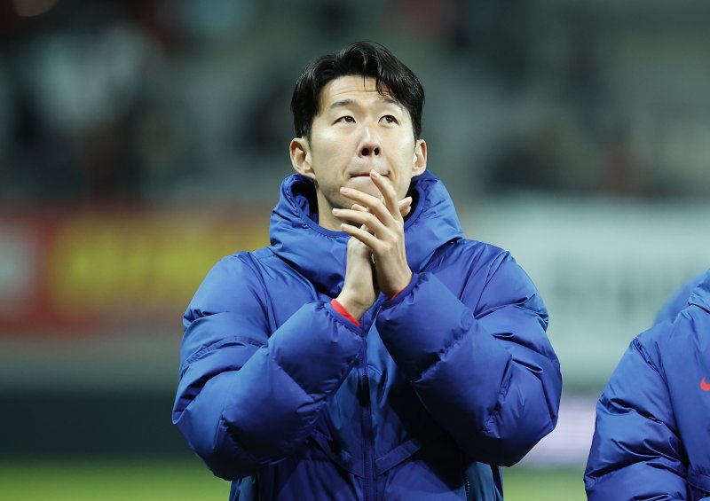 18일 오후 서울 마포구 서울월드컵경기장에서 열린 축구 국가대표팀 평가전 대한민국과 가나의 경기, 1-0으로 승리한 대한민국 손흥민이 관중에게 인사하고 있다.뉴시스