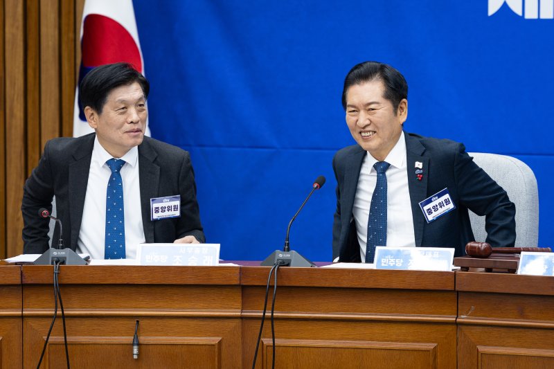 정청래 더불어민주당 대표와 조승래 사무총장이 5일 서울 여의도 국회에서 열린 제3차 중앙위원회의에서 대화하며 미소짓고 있다. 2025.12.5/뉴스1 ⓒ News1 유승관 기자