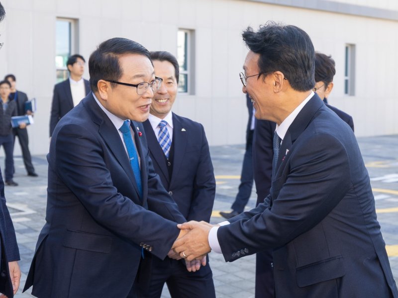 정헌율 익산시장이 5일 익산을 방문한 김민석 국무총리와 악수를 하고 있다.(익산시 제공. 재판매 및 DB 금지)