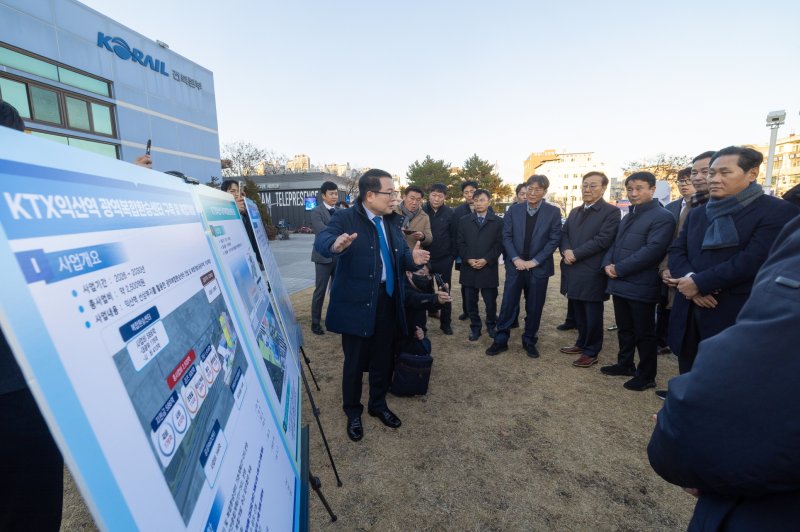 정헌율 익산시장이 5일 익산을 방문한 김윤덕 국토부장관에게 KTX익산역 광역복합환승센터 구축 사업에 대해 설명하고 있다.(익산시 제공. 재판매 및 DB 금지)