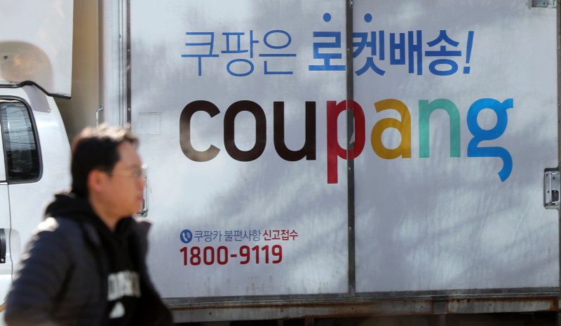 [서울=뉴시스] 홍효식 기자 = 쿠팡 대규모 개인정보 유출 사태로 논란이 이어지는 지난 4일 서울 시내 한 쿠팡 물류센터에 배송 차량이 주차돼 있다.온라인상에서 비정상 로그인 시도, 해외 결제 승인 알림, 스미싱 문자 수신 등 2차 피해 사례가 잇따르면서 소비자 불안감이 커져 쿠팡 서비스를 중단하거나 계정을 삭제하려는 소비자들이 늘고 있다. 업계에 따르면 쿠팡 사태 이후 온라인 자영업자 커뮤니티를 중심으로 주문 감소를 호소하는 글이 잇따르고 있다. 또한 한국어로 서비스되는 쿠팡 플랫폼 뒤에 중국인을 포함한 외국인 개발 인력들이 있었