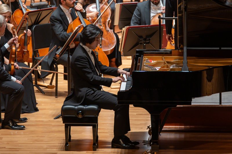 [서울=뉴시스] 지난 4일 서울 서초구 예술의전당에서 열린 '다니엘 하딩 & 산타 체칠리아 오케스트라' 공연. 피아니스트 임윤찬이 오케스트라와 라벨의 피아노 협주곡 G장조를 연주했다. (사진=빈체로 제공 ⓒWON HEE LEE) 2025.12.05. photo@newsis.com *재판매 및 DB 금지