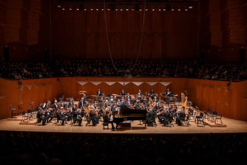 [서울=뉴시스] 지난 4일 서울 서초구 예술의전당에서 열린 '다니엘 하딩 & 산타 체칠리아 오케스트라' 공연. 피아니스트 임윤찬이 오케스트라와 라벨의 피아노 협주곡 G장조를 연주했다. (사진=빈체로 제공 ⓒWON HEE LEE) 2025.12.05. photo@newsis.com *재판매 및 DB 금지