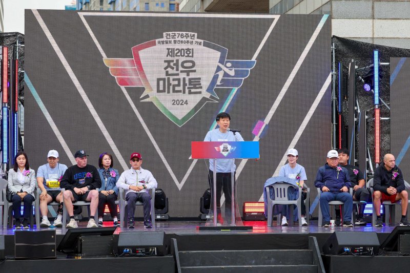 채일 전 국방홍보원장이 6일 오전 서울 송파구 올림픽공원에서 ‘건군 76주년·국방일보 창간 60주년 기념 제20회 전우마라톤 대회’ 개회선언을 하고 있다. (국방일보 제공) 2024.10.6/뉴스1 ⓒ News1 박지혜 기자