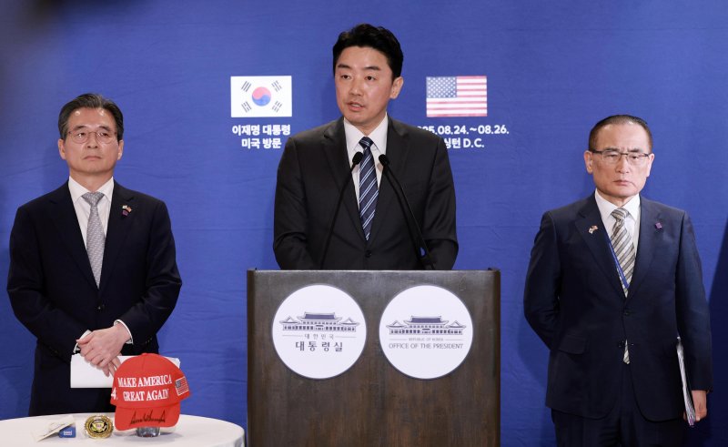 [워싱턴=뉴시스] 고범준 기자 = 강훈식 비서실장이 25일(현지 시간) 미국 워싱턴D.C 프레스센터 내 중앙기자실에서 한미 정상회담 관련 브리핑을 하고 있다. 왼쪽부터 김용범 정책실장, 강훈식 비서실장, 위성락 안보실장. 2025.08.26. bjko@newsis.com