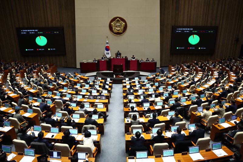 [서울=뉴시스] 김명년 기자 = 2일 오후 서울 여의도 국회에서 열린 본회의에서 2026년도 예산안이 통과되고 있다. 2025.12.02. kmn@newsis.com