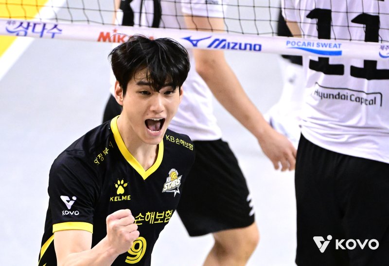 [서울=뉴시스] 남자 프로배구 KB손해보험 임성진이 29일 경기 의정부 경민대 체육관에서 열린 진에어 2025~2026 V-리그 남자부 현대캐피탈과의 경기에서 득점에 성공한 뒤 환호하고 있다. (사진=KOVO 제공) 2025.11.29.