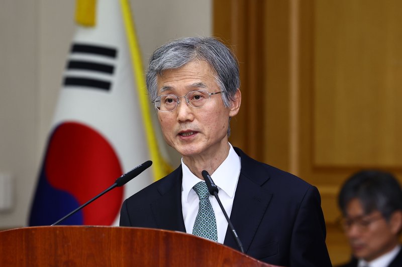 [서울=뉴시스] 김선웅 기자 = 조희대 대법원장이 5일 서울 서초구 대법원에서 열린 전국법원장회의에서 인사말을 하고 있다. (공동취재) 2025.12.05. photo@newsis.com