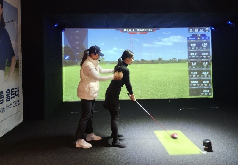 고진영 골프 프로가 5일 서울 청담 클럽디에서 열린 미켈롭 울트라 브랜드 행사에서 원포인트 레슨을 진행하는 모습.