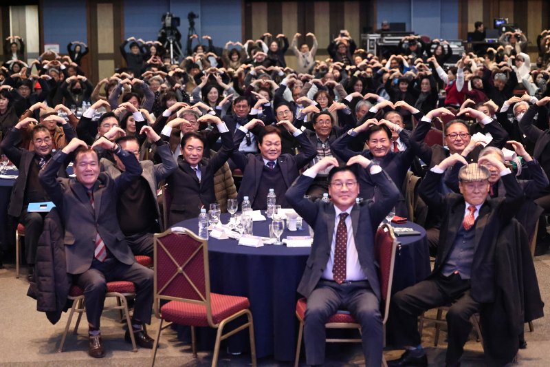 [창원=뉴시스]5일 저녁 창원컨벤션센터에서 열린 제64회 경상남도 문화상 시상식 및 경남예술인의 밤 행사에 참석한 박완수 도지사와 최학범 도의회 의장 등이 양손으로 하트 모양 퍼포먼스를 하고 있다.(사진=경남도 제공) 2025.12.05. photo@newsis.com