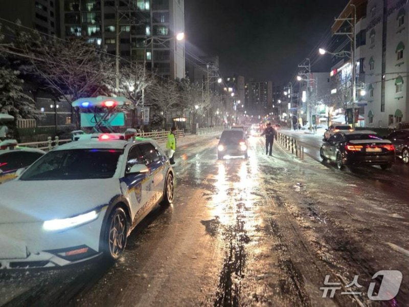 지난 4일 오후 내린 폭설로 인해 경찰이 의정부시 신곡고가도로 일대를 통제하는 모습. (사진=경기북부경찰청) / 뉴스1