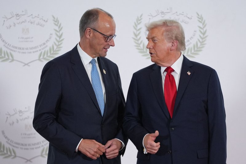 독일의 프리드리히 메르츠 총리(왼쪽)가 지난 10월 13일 이집트 샤름 엘 셰이크의 가자지구 평화 회담에서 도널드 트럼프 미국 대통령과 대화하고 있다.AFP연합뉴스