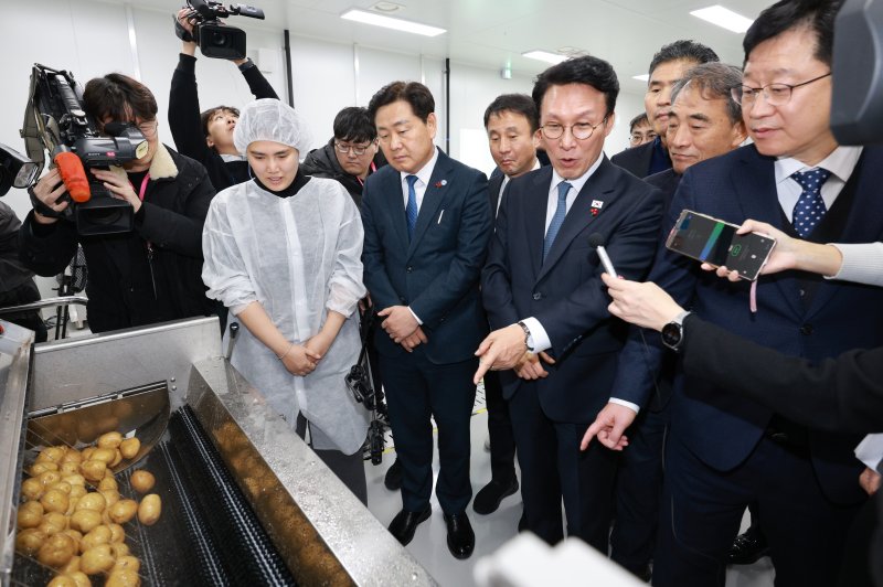김민석 국무총리(오른쪽)가 5일 전북 익산시 한국식품산업클러스터진흥원 청년식품창업센터에 방문해 창업센터 시찰을 하고 있다. (전북사진기자단) 2025.12.5/뉴스1