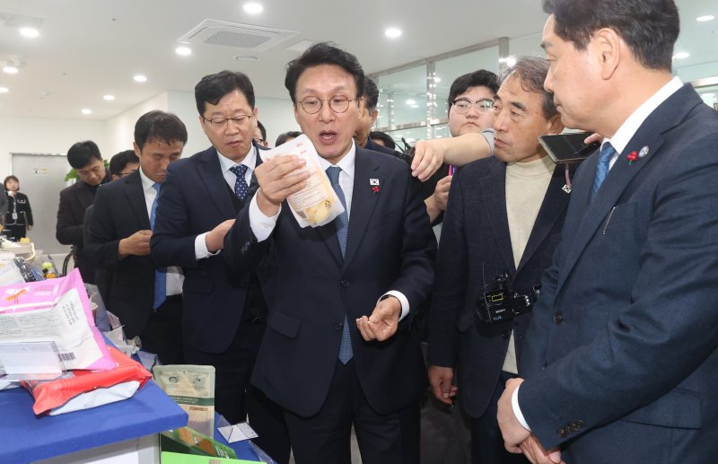 [익산=뉴시스] 김얼 기자 = 김민석(가운데) 국무총리가 5일 전북 익산시 한국식품산업클러스터진흥원 청년식품센터를 방문해 장내를 관람하고 있다. (사진=전북사진기자단 공동취재) 2025.12.05. pmkeul@newsis.com