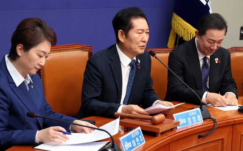 [서울=뉴시스] 조성봉 기자 = 정청래 더불어민주당 대표가 5일 오전 서울 여의도 국회에서 열린 최고위원회의에서 발언을 하고 있다. 2025.12.05. suncho21@newsis.com