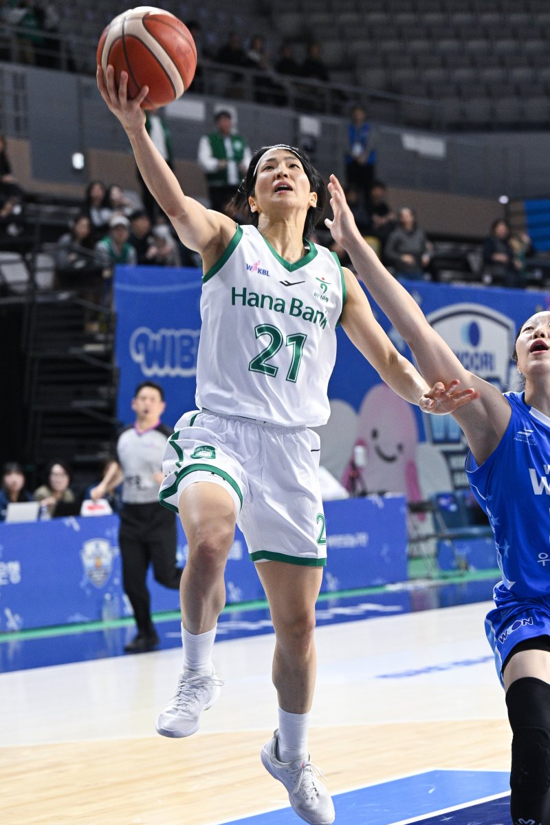 [서울=뉴시스] 여자프로농구 부천 하나은행 이이지마 사키. (사진=WKBL 제공) *재판매 및 DB 금지