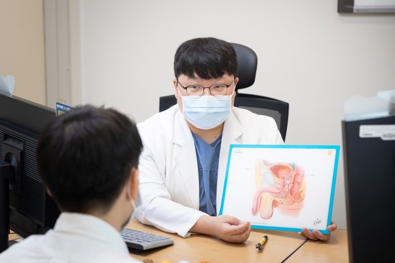 [서울=뉴시스] 송상헌 분당서울대병원 비뇨의학과 교수가 전립선암에 대해 설명하고 있다. (사진= 분당서울대병원 제공)