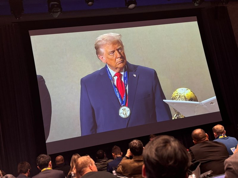 [워싱턴=뉴시스]이윤희 특파원 = 잔니 인판티노 국제축구연맹(FIFA) 회장이 5일(현지 시간) 미국 워싱턴DC 케네디센터에서 개최된 북중미월드컵 조 추첨식에서 트럼프 대통령에게 1회 FIFA 평화상을 수여했다. 케네디센터에 마련된 프레스센터에 마련된 중계화면에 트럼프 대통령이 메달을 건 모습이 나오고 있다. 2025.12.06.