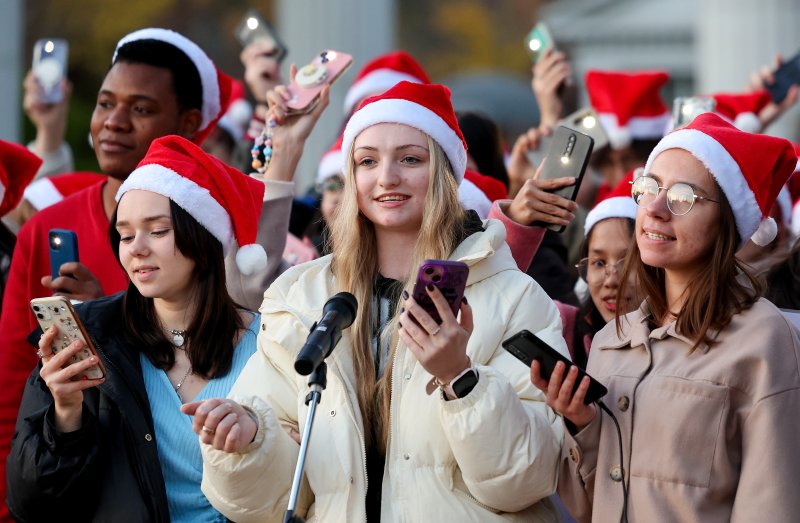 [대구=뉴시스] 이무열 기자 = 1일 대구 달서구 계명대학교 성서캠퍼스에서 열린 2025학년도 성탄 점등식에서 외국인 유학생들이 크리스마스 캐럴을 부르고 있다. 2025.12.01. lmy@newsis.com