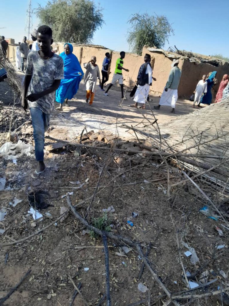 [엘파셰르=신화/뉴시스] 수단 내전의 격전지 엘파셰르 시내에 있는 피난민 대피소에서 반군 RSF군의 포격이 있자 사람들이 달아나고 있다. 자료사진. 2025.12.05