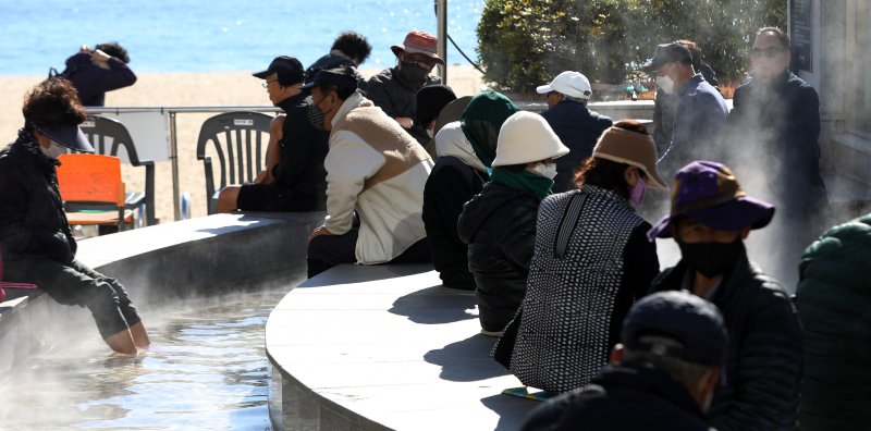 부산 해운대해수욕장 온천족욕탕을 찾은 시민들이 따뜻한 온천물에 발을 담그고 추위를 녹이고 있다. 2025.12.3/뉴스1 ⓒ News1 윤일지 기자