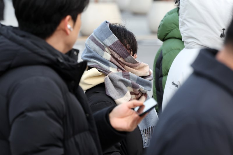 전국 대부분 기온이 영하권의 추운 날씨를 보인 3일 서울 종로구 광화문네거리에서 두터운 옷차림을 한 시민들이 발걸음을 옮기고 있다. 2025.12.3/뉴스1 ⓒ News1 이호윤 기자