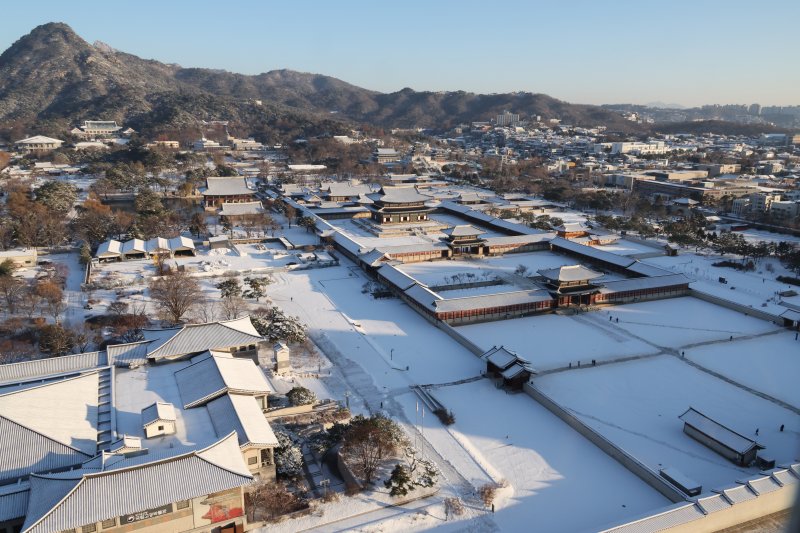 [서울=뉴시스] 김명원 기자 = 어제 수도권에 폭설로 찾아온 첫눈이 5일 오전 서울 종로구 경복궁에 하얀세상의 풍경을 보여주고 있다. 2025.12.05. kmx1105@newsis.com