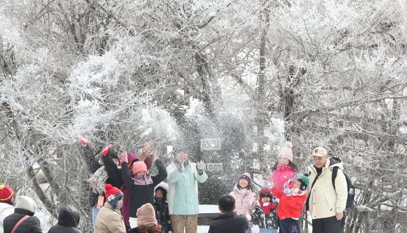 [제주=뉴시스] 우장호 기자 = 기습 추위가 절정에 달한 4일 오전 제주 한라산 1100고지를 찾은 관광객들이 활짝 피어난 상고대를 감상하며 겨울 정취를 만끽하고 있다. 2025.12.04. woo1223@newsis.com
