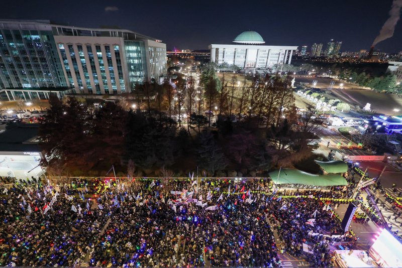 12·3 비상계엄 1년을 맞은 3일 서울 여의도 국회 앞에서 열린 '12·3 내란외환 청산과 종식, 사회대개혁 시민대행진'에 참석한 국회의원들과 시민들이 응원봉을 들고 있다. 2025.12.3/뉴스1 ⓒ News1 황기선 기자