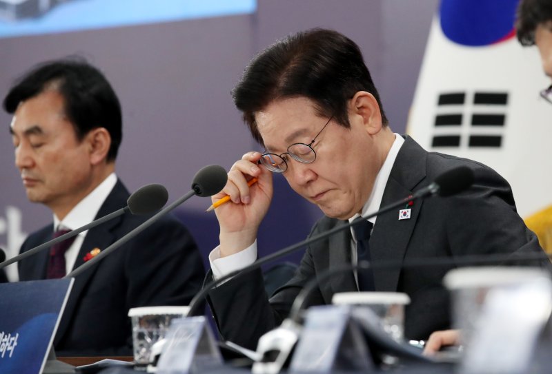 이재명 대통령이 5일 오후 충남 천안 한국기술교육대학교에서 열린 ‘충남의 마음을 담다’ 타운홀미팅 간담회에서 참석자들의 발언을 듣고 있다. 2025.12.5/뉴스1 ⓒ News1 대전충남사진공동취재단