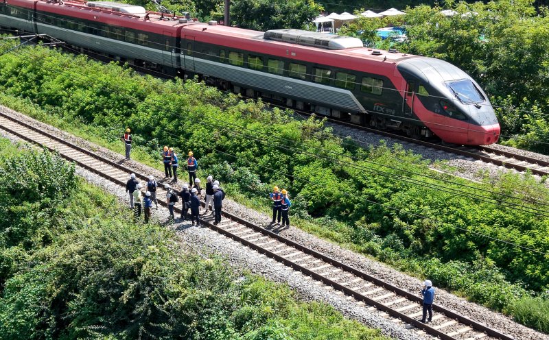 [청도=뉴시스] 이무열 기자 = 무궁화호 열차가 선로 인근에서 작업 중이던 근로자 7명을 치는 사고가 발생한 19일 경북 청도군 화양읍 삼신리 경부선 철로에서 경찰과 소방, 코레일 등 관계들이 사고가 난 현장을 조사하고 있다. 2025.08.19. lmy@newsis.com