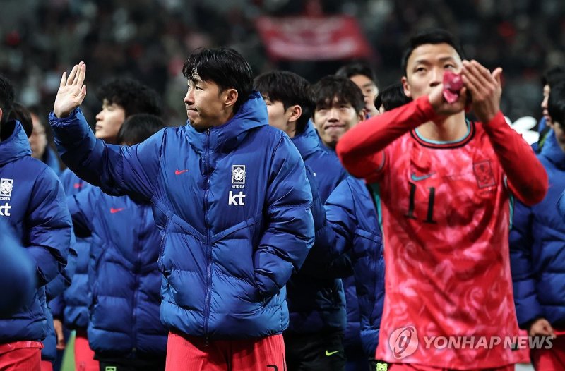 관중들에게 인사하는 손흥민 (출처=연합뉴스)