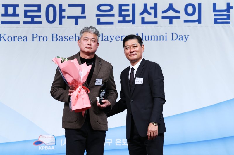 5일 서울 강남구 리베라호텔에서 열린 한국프로야구 은퇴선수의 날 행사에서 한국프로야구은퇴선수협회 5대 회장에 취임한 이종범 전 코치가 안경현 회장에게 특별 공로패를 수여하고 있다. 2025.12.5/뉴스1 ⓒ News1 오대일 기자